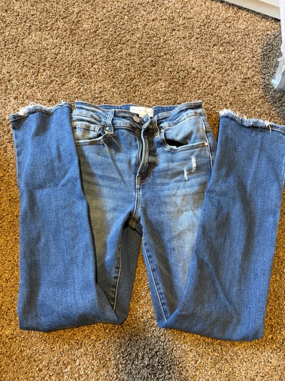 Risen mid rise Straight Leg Women’s Jeans in Medium Blue